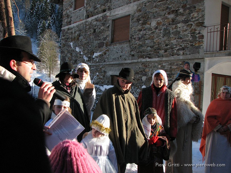 presepio 058.jpg - Don Alfio commenta le 'stazioni'